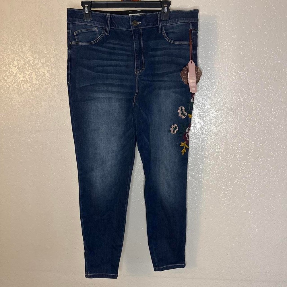 NWT Women's Plus Size Embroidered Jeans with Floral Design